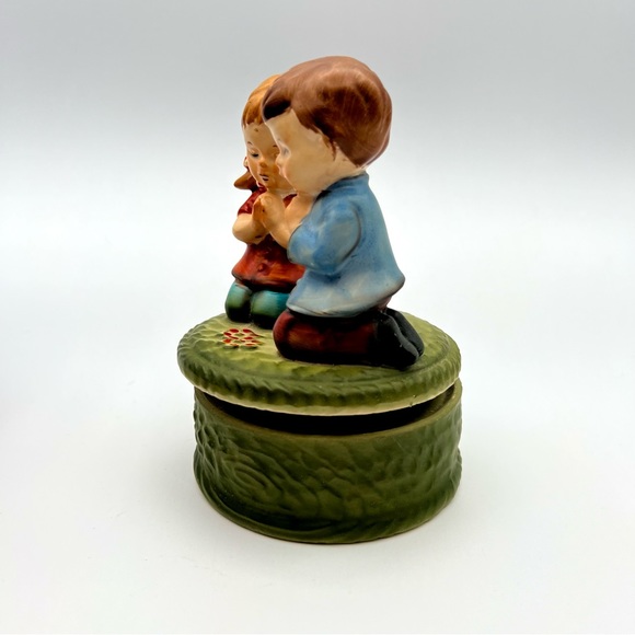 Sankyo Praying Children Rotating Music Box Plays Go To Sleep Kneeling Boy & Girl - Picture 4 of 10